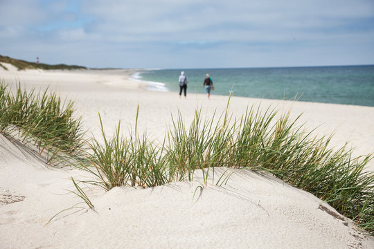 Zwei Urlauber am einsamen Strand
