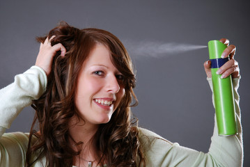 Haarspray auftragen