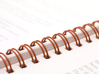 Ringbuch mit roter Spirale