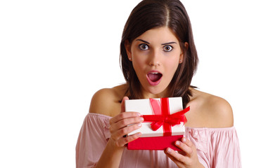 schockierte Frau öffnet Geschenk