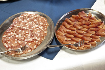 Vassoi con salame e prosciutto 2