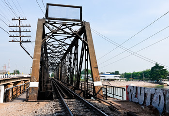 Fototapeta na wymiar Old metal railway bridge