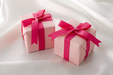 ピンクのギフトボックスとデレープ