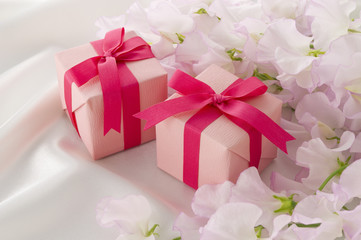 ピンクのギフトボックスとスイートピー