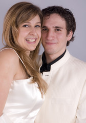 portrait d'un jeune couple heureux