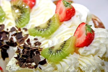 Sahnetorte Garniert mit Erdbeeren  und Kiwi