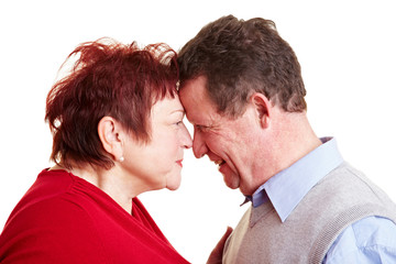 Verliebtes Seniorenpaar schaut sich in die Augen