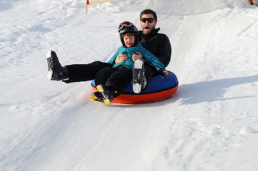 Papa und Sohn beim snowtuben