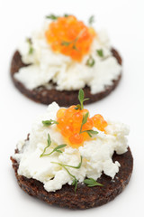 Canapes mit Frischkäse und Forellenkaviar