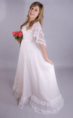 Fototapeta na wymiar jolie femme en robe de mariée rétro