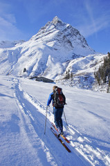Fototapeta na wymiar Ski touring w górach