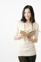 Fototapeta premium 本を読む女性