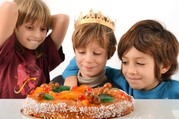 Epiphanie - Enfants impatients devant brioche des rois