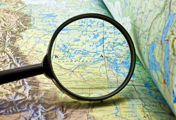 книга с картами и лупа