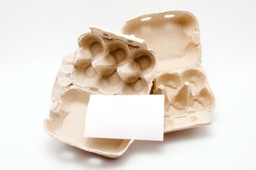 leerer Eierkarton vor weissem Hintergrund