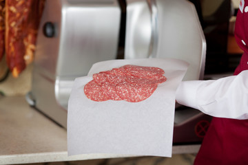 frisch geschnittene salamischeiben