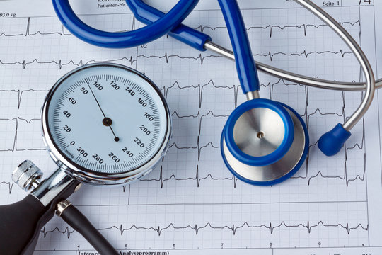 Blutdruck Messung und EKG Kurve