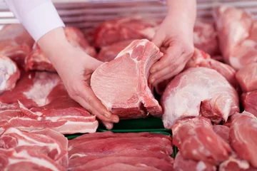 Foto auf Alu-Dibond verkäuferin hält frisches fleisch © contrastwerkstatt