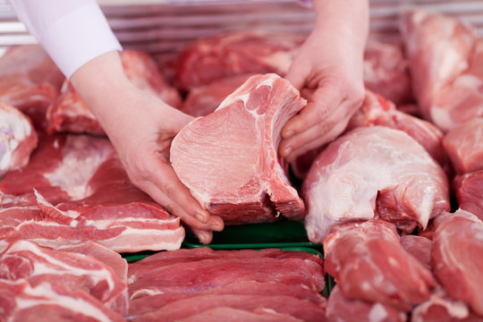 verk&auml;uferin h&auml;lt frisches fleisch