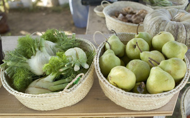 Körbe mit Fenchel und Birnen
