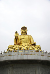 Fototapeta na wymiar Golden buddha