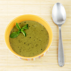 bol de soupe avec cuillère