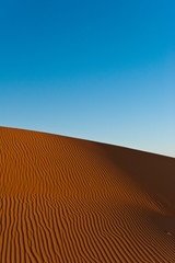 Fototapeta na wymiar Rippling sand dune