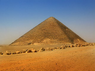 Fototapeta na wymiar Czerwona piramida króla Sneferu w Dahszur, Kair, Egipt
