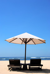 Лежаки и зонты на пляже острова Бали