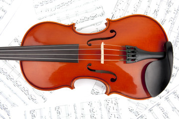Fototapeta na wymiar Geige vor Notenblättern