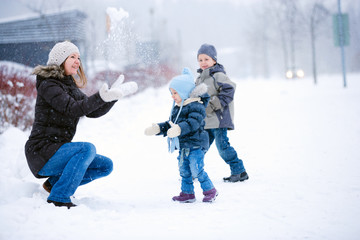 Fototapeta na wymiar Family fun outdoors at winter
