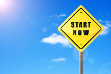 Naklejka premium Signpost start now on sky background.