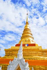 Fototapeta premium Golden Pagoda in Buddha temple