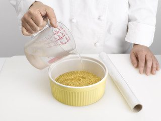 mouiller la semoule avec de l'eau