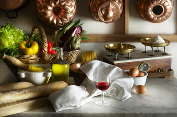 Tavolo della cucina  con verdura olio e bicchiere di vino
