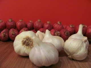 Knoblauch und Zwiebeln
