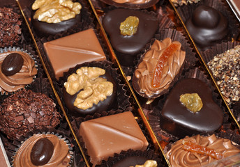 bouchées de chocolat noir ou au lait