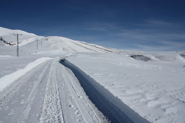 Fototapeta na wymiar zaśnieżonej drodze w Turcji