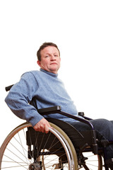 Älterer Mann sitzt im Rollstuhl