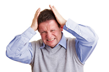 Mann mit schmerzendem Kopf