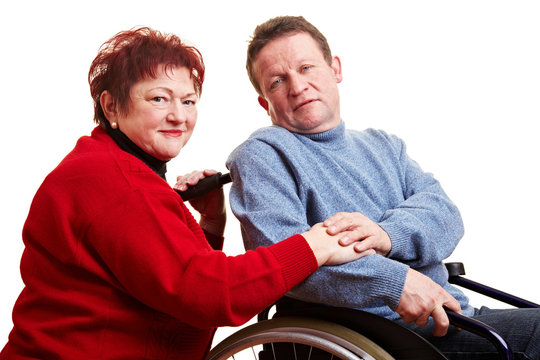 Älteres Ehepaar mit Mann im Rollstuhl