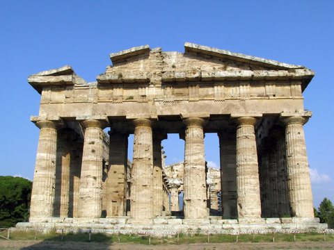 Paestum, antico tempio greco, italia