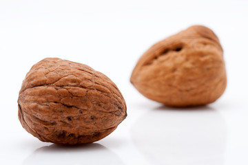 zwei Walnüsse vor weissem Hintergrund