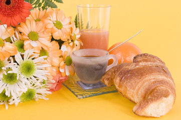 café croissants et bouquet printannier