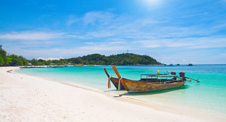 Fototapeta na wymiar Beautiful beach on Koh Lipe, Andaman Sea,Thailand