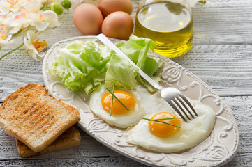 eggs with green salad