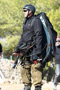 The glider pilot prepares for flight on a paraplane