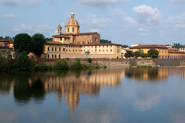 Fototapeta na wymiar Rzeka Arno i Kościół San Frediano w Cestello w Florence