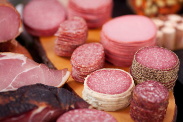 salami und schinken in der metzgerei