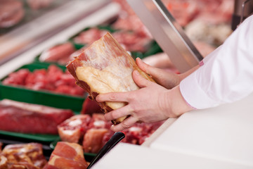 verkäuferin mit schinkenspeck